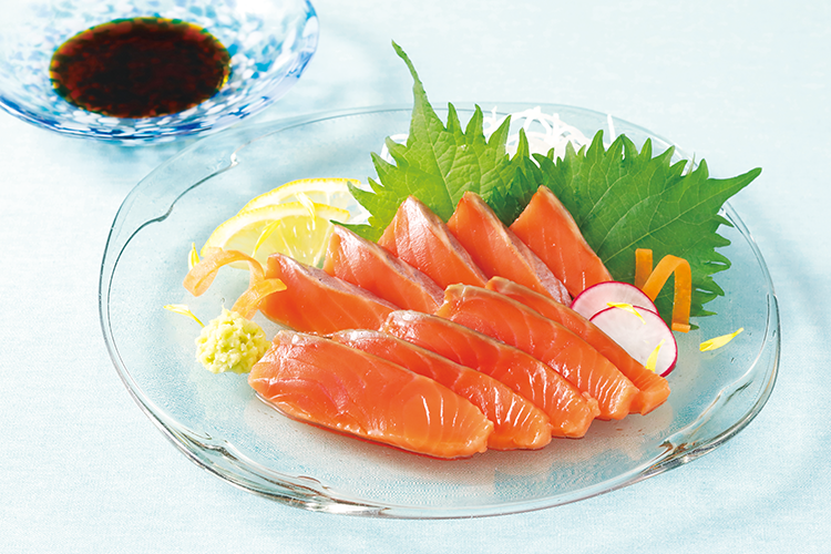 日本海の荒海育ちのサーモンをお刺身で