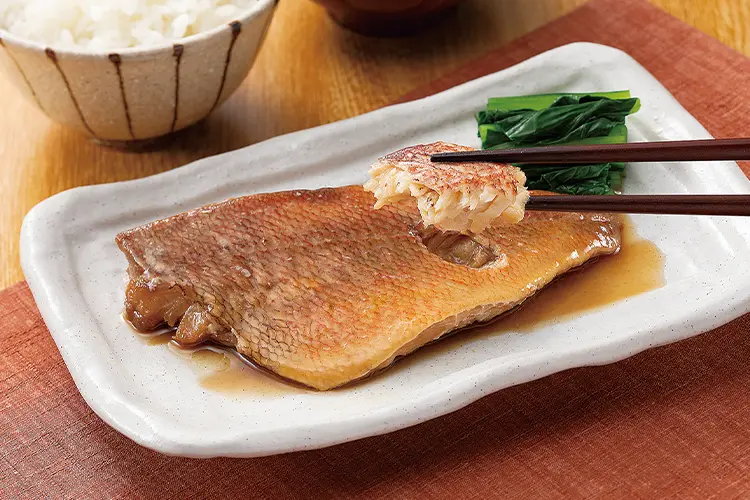 大きめサイズの骨取り赤魚の煮付け