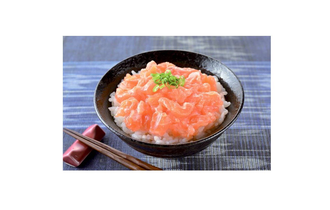 サーモンがゴロッと、食感はトロッとした「サーモンたたき丼」