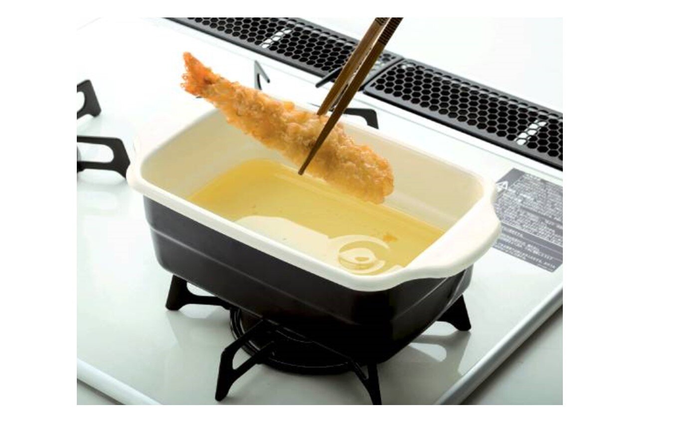 揚げ物調理のハードル下がるかも？！サクッと揚げて、サクッと片付く「ホーロー天ぷら鍋 角型」