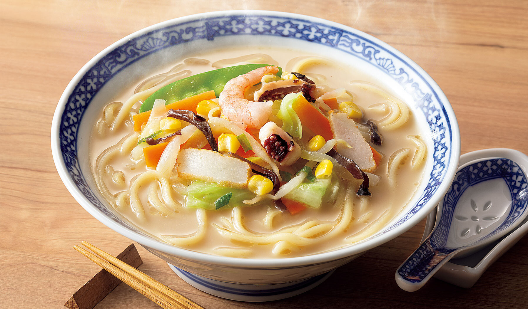 つるっとした食感の太麺に、11種類の具材とうま味豊かなスープがマッチ！